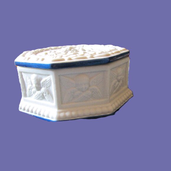 Antique Porcelain creme Bisque lidded trinket box 4"x4" wide (10cm)x2"(5cm) high - Picture 11 of 12